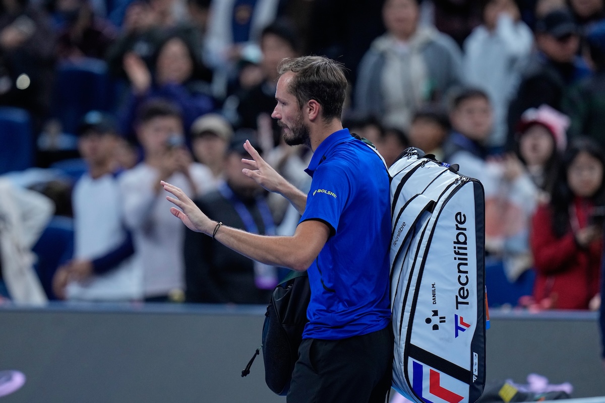 Il tennista Daniil Medvedev è stato squalificato dal China Open per aver tirato una pallina contro uno spettatore