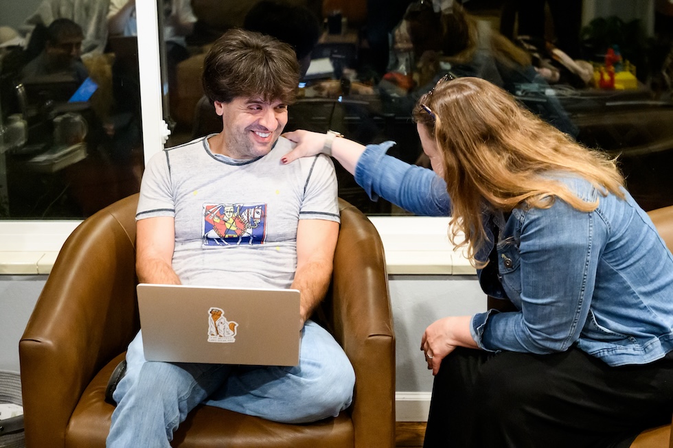 Karl Deisseroth, uno dei tre scienziati che hanno vinto il premio Nobel per la Medicina, a casa con la moglie Michelle Monje-Deisseroth (AP Photo/Noah Berger)