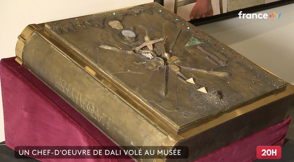 In Francia è stata rubata da un museo la copertina di un libro, realizzata da Salvador Dalí e pesante 150 chili