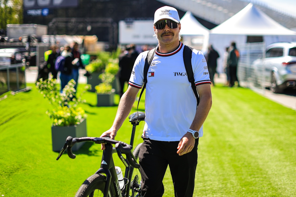 Il pilota di Formula 1 che sta andando in bici da un Gran Premio all’altro