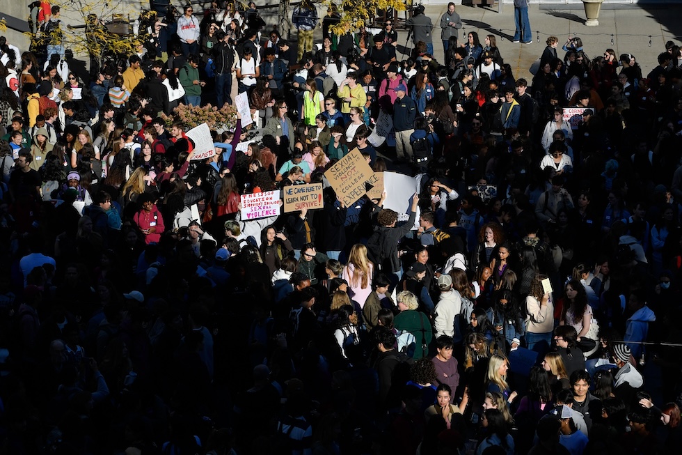 Una manifestazione contro la Cornell University per il modo in cui nel 2024 ha gestito la denuncia di stupro di una studente da parte di altri studenti. Qualche settimana fa l'ex studentessa ha presentato una causa civile contro l'università e le indagini sono state riaperte, diventando un grosso caso negli Stati Uniti (AP Photo/Adrian Kraus)