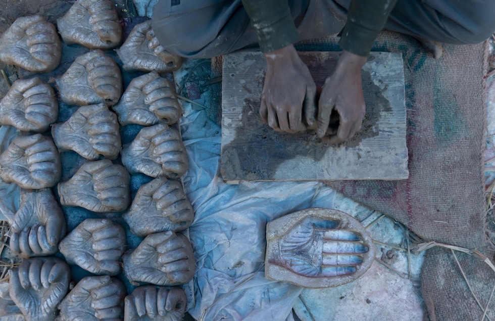 Un artista nepalese mentre produce un idolo della dea indù Durga a forma di mano con l'argilla. Durga simboleggia purezza, forza e prosperità, e viene celebrata durante il Dashain, la festa induista più importante nel paese, che quest'anno si tiene dall'11 al 20 ottobre. (EPA/NARENDRA SHRESTHA via ANSA)