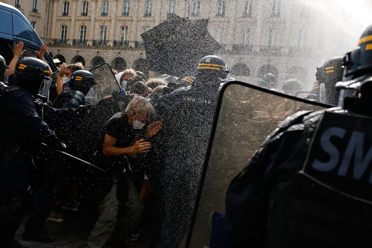 In Francia ci sono scontri tra gli studenti e la polizia