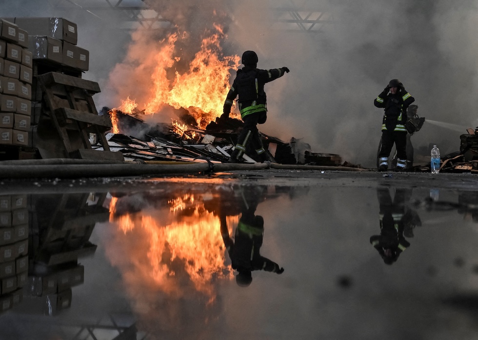 Vigili del fuoco al lavoro per spegnere un incendio sviluppato a causa di un attacco russo che ha colpito un magazzino (REUTERS/Stringer)