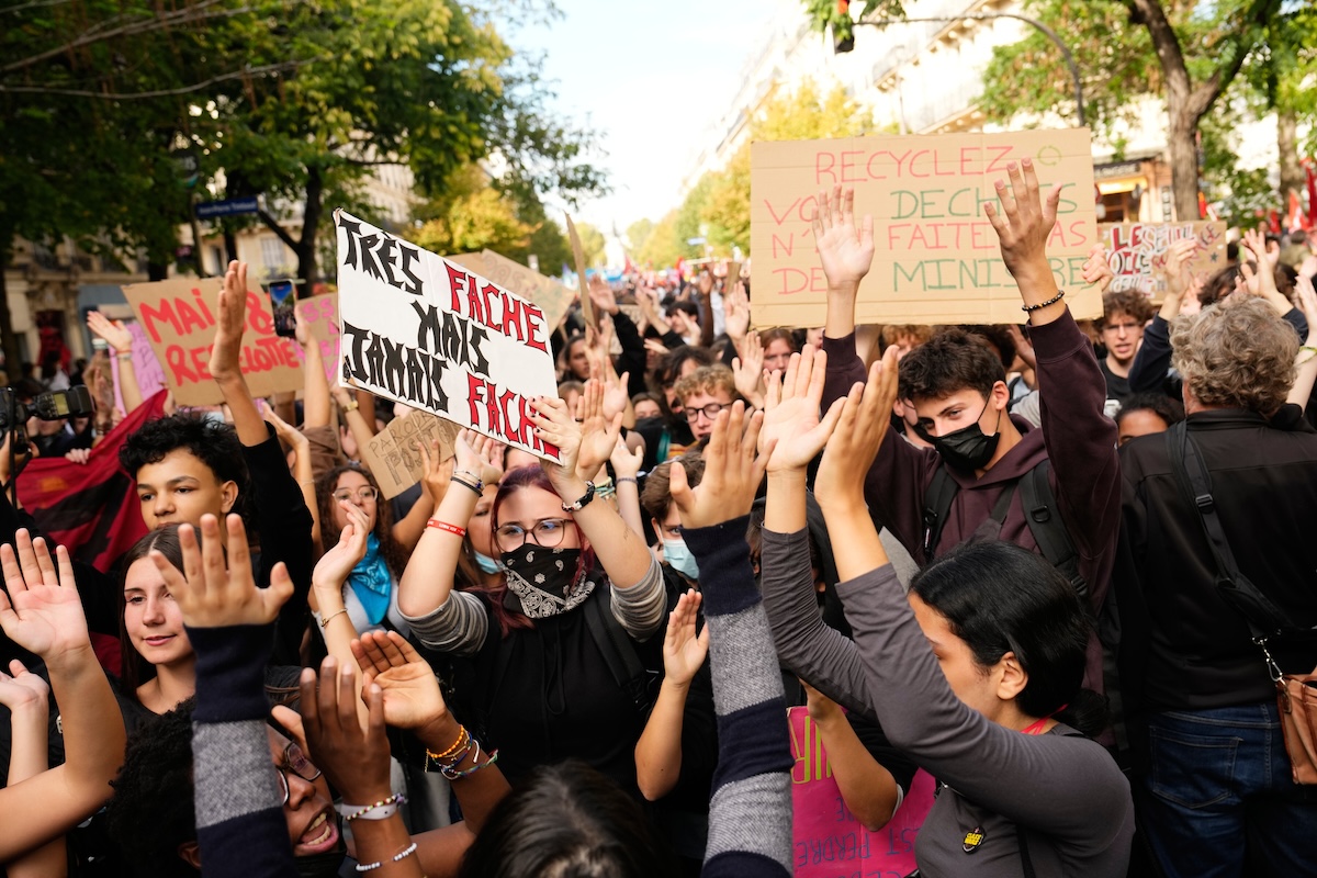 Ci sono decine di migliaia di persone alle proteste degli studenti in Francia