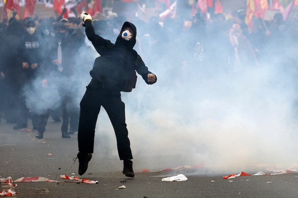 Ci sono decine di migliaia di persone alle proteste degli studenti in Francia