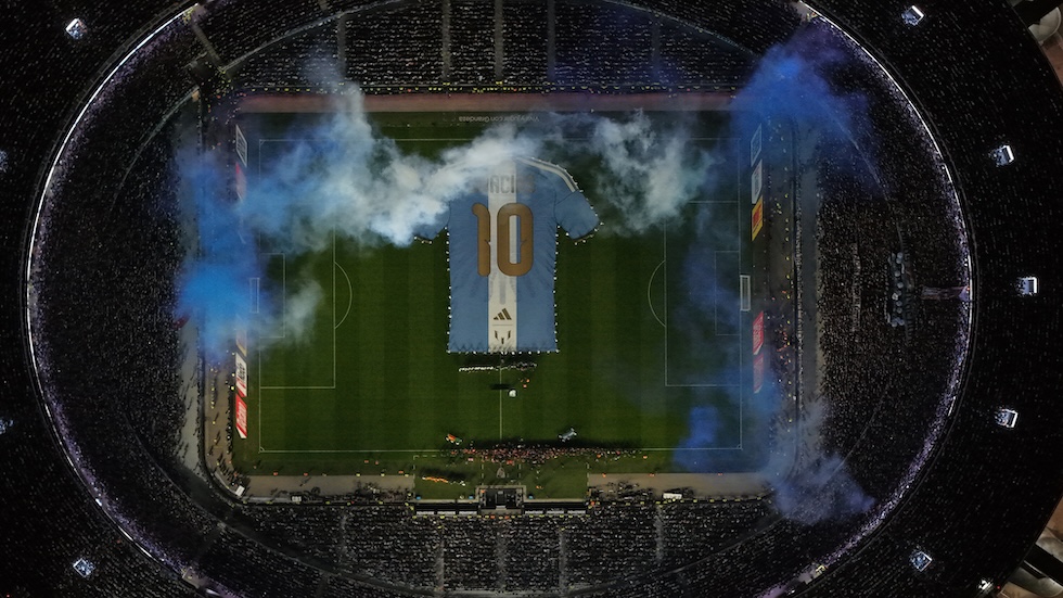 Una gigantesca maglia del numero 10 di Lionel Messi prima della sua ultima partita con la nazionale argentina  (AP Photo/Rodrigo Abd)
