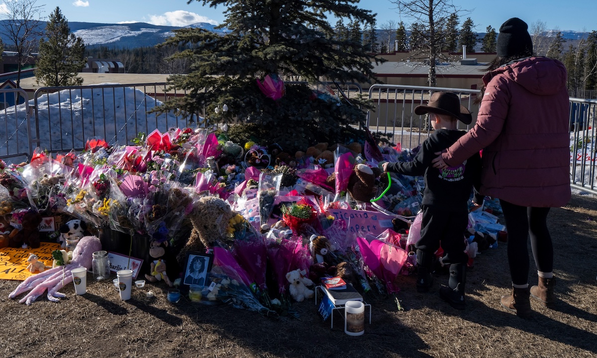Una persona è stata arrestata negli Stati Uniti con l’accusa di aver partecipato alla pianificazione della strage di Tumbler Ridge