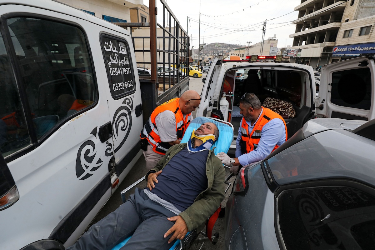 Un fotografo palestinese è stato aggredito dai coloni israeliani in Cisgiordania