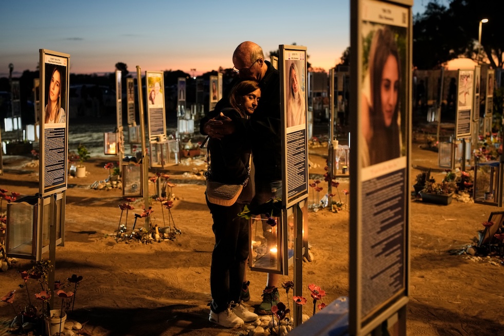 Benny e Maggy Solomon, genitori di Hila Solomon – una delle persone uccise nell'attacco di Hamas contro Israele del 7 ottobre 2023 – partecipano a una cerimonia commemorativa per il terzo anniversario dell'attacco sul luogo del festival musicale Supernova, dove vennero uccise 378 persone (AP Photo/Ohad Zwigenberg)