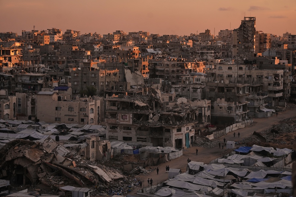 Persone tra le macerie, ieri 6 ottobre (AP Photo/Jehad Alshrafi)