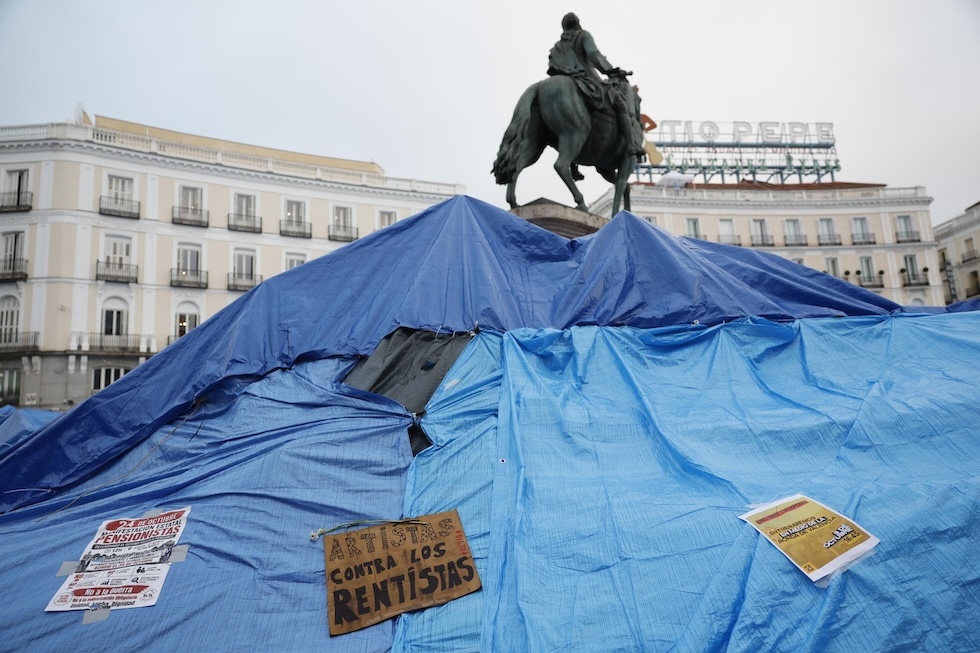 Le tende intorno alla statua equestre di re Carlo III di Spagna a Puerta del Sol, dove nelle scorse settimane si è creato un accampamento di protesta per la crisi abitativa (EPA/Mariscal/ansa)
