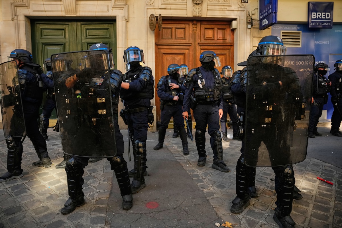 Il governo francese ha fatto sospendere l’uso di granate stordenti da parte della polizia contro le proteste studentesche