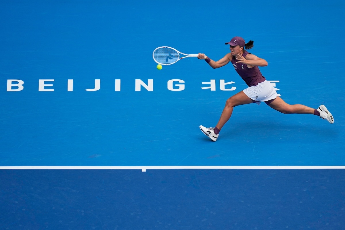 La tennista polacca Iga Swiatek durante la partita contro la statunitense Iva Jovic al torneo China Open (AP Photo/Andy Wong)