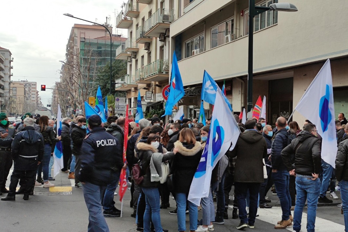 L’azienda farmaceutica Pfizer ha confermato il licenziamento di 330 dipendenti del suo stabilimento a Catania