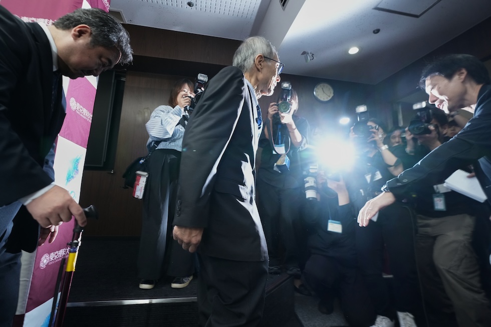 Kenso Soai, che oggi ha vinto il Nobel per la Chimica, dopo una conferenza stampa all'università di Tokyo  (AP Photo/Hiro Komae)

