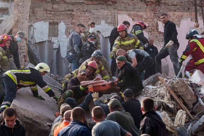 Un attacco russo su un edificio residenziale in Ucraina ha ucciso 16 persone