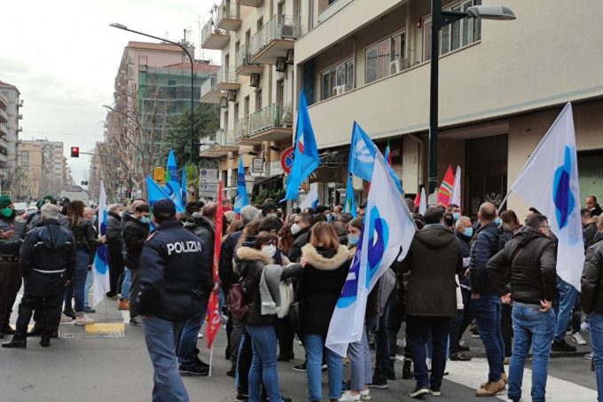 L’azienda farmaceutica Pfizer ha confermato il licenziamento di 330 dipendenti del suo stabilimento a Catania
