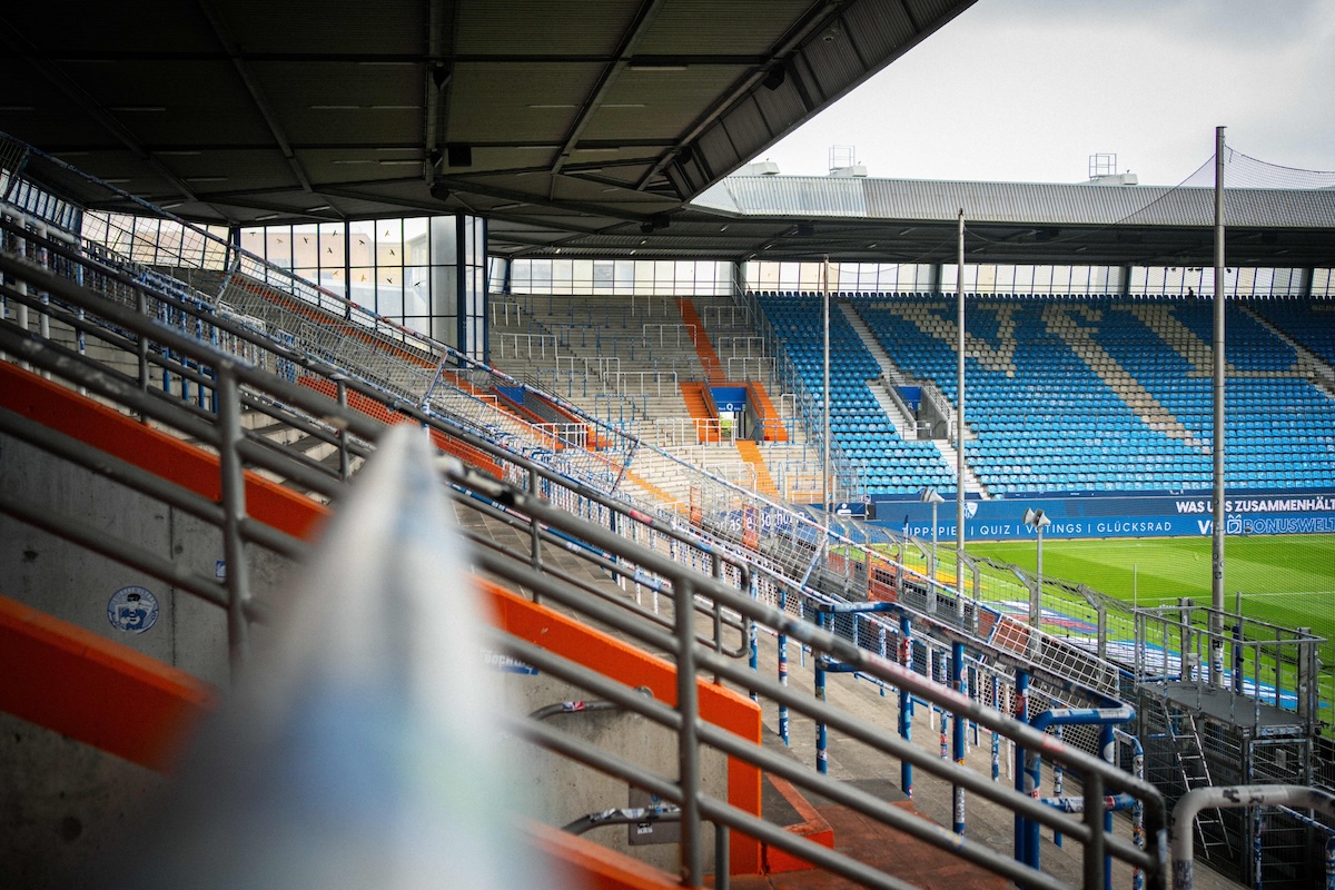 La squadra di calcio tedesca del Bochum ha vietato ai suoi tifosi di saltare all’unisono in curva