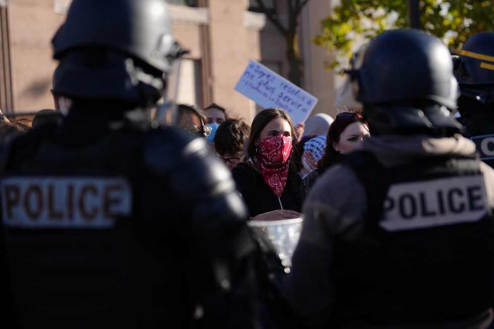 Studenti di fronte agli agenti di polizia vicino al liceo Hélène Boucher, questa mattina (AP Photo/Aurelien Morissard)
