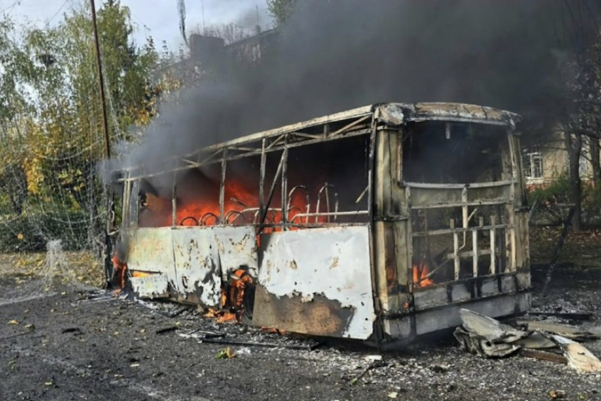 Un bombardamento russo ha ucciso almeno 30 persone su un autobus a Kramatorsk, in Ucraina