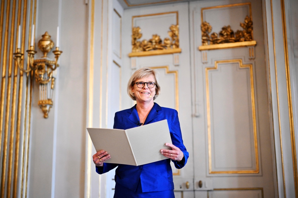 Ingrid Carlberg, segretaria permanente dell’Accademia di Svezia, annuncia che la scrittrice canadese Anne Carson è la vincitrice del Premio Nobel per la Letteratura 2026 (EPA/CHRISTINE OLSSON via Ansa)
