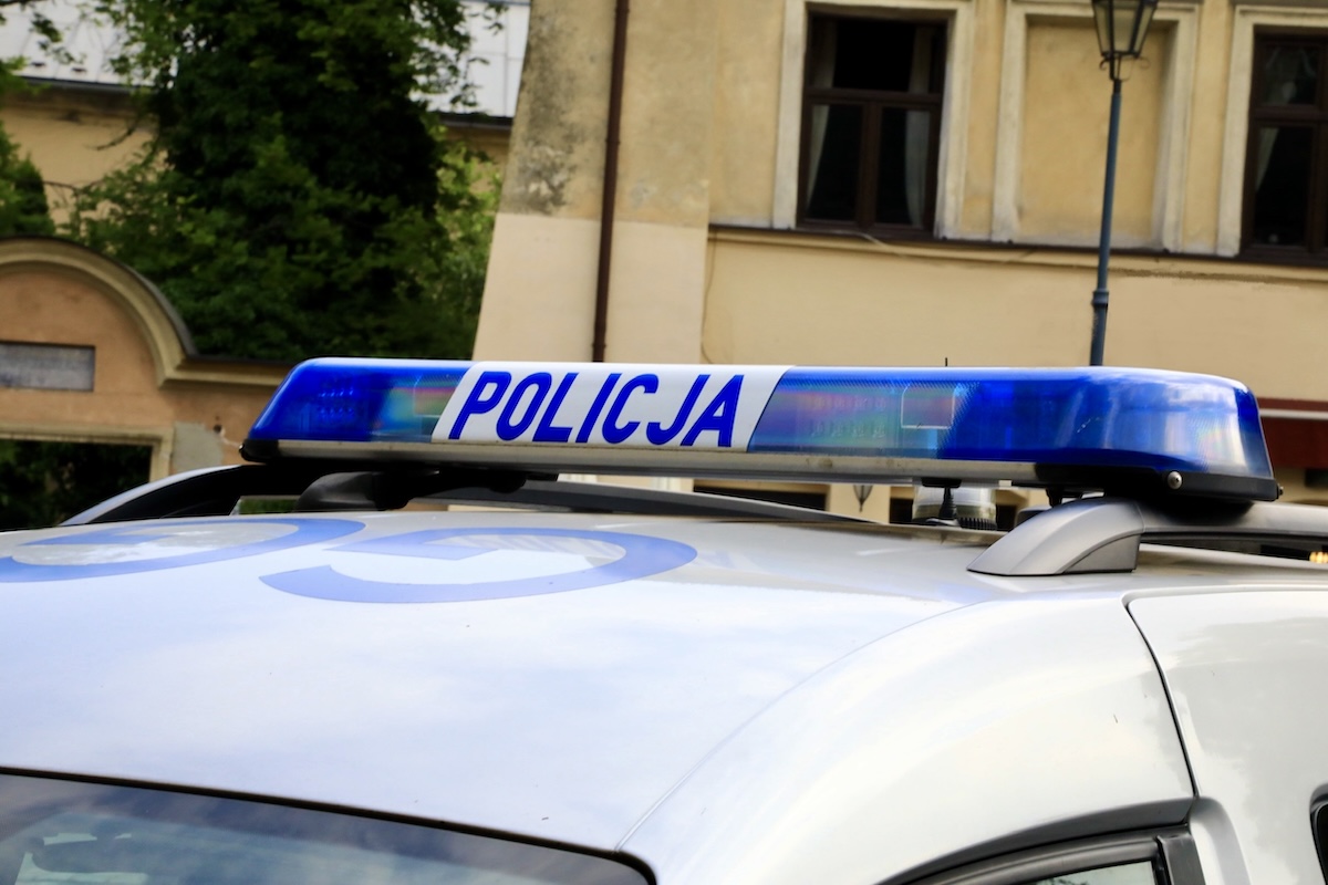 In Polonia un ragazzo di 15 anni che indossava un casco con una telecamera ha accoltellato e ucciso un bidello in una scuola