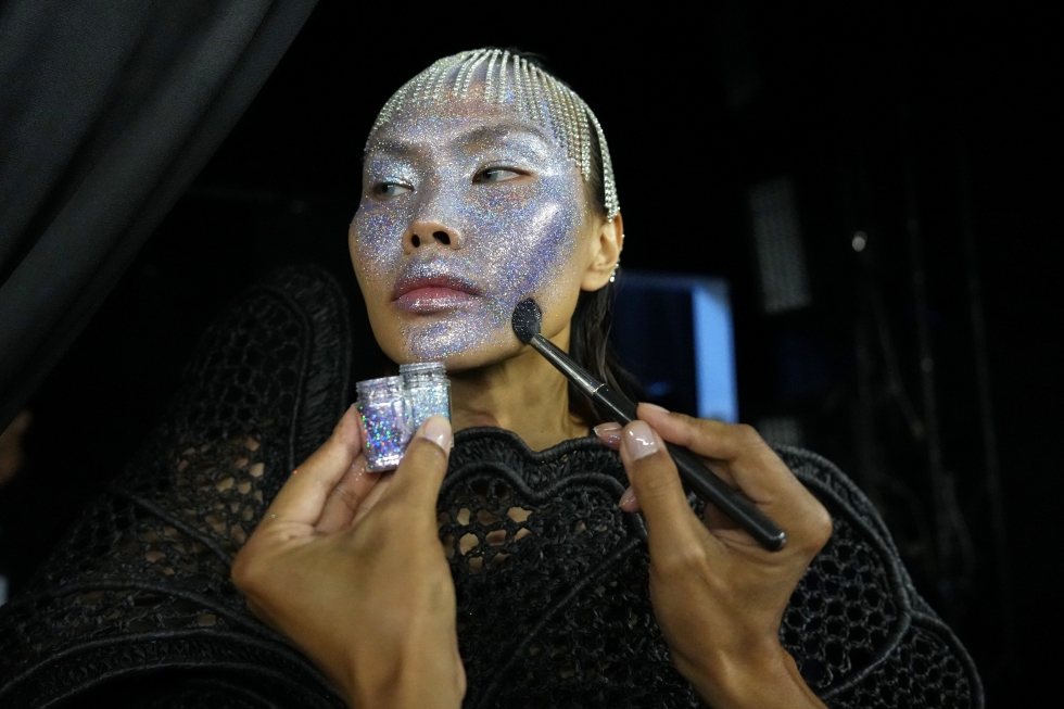 Una modella viene truccata per la sfilata della casa di moda Issue, durante la Siam Paragon Bangkok International Fashion Week (AP Photo/Sakchai Lalit)