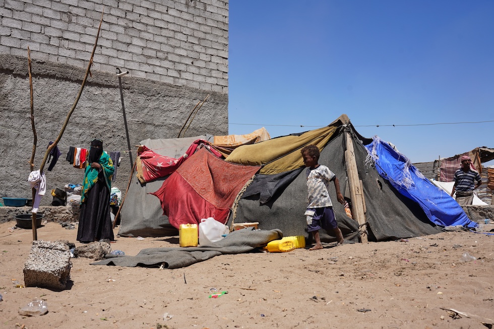 Una famiglia yemenita in un campo per sfollati nel quartiere di Sheikh Othman (AP Photo/Abdulnasser Alseddik)