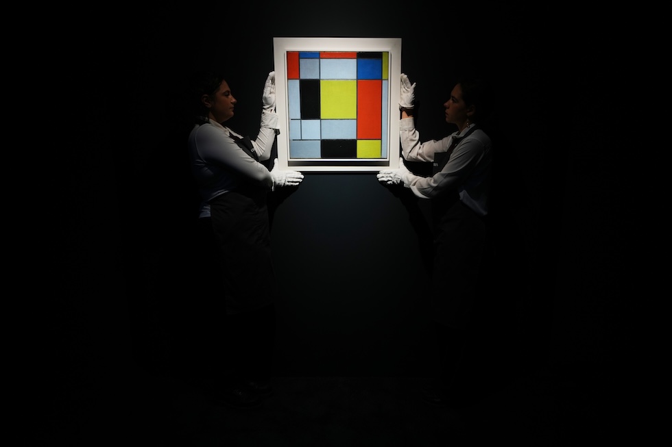 Un dipinto di Piet Mondrian esposto nelle sale d'asta di Christie's. Il suo valore è stimato tra i 24 e i 35 milioni di euro (AP Photo/Kirsty Wigglesworth)
