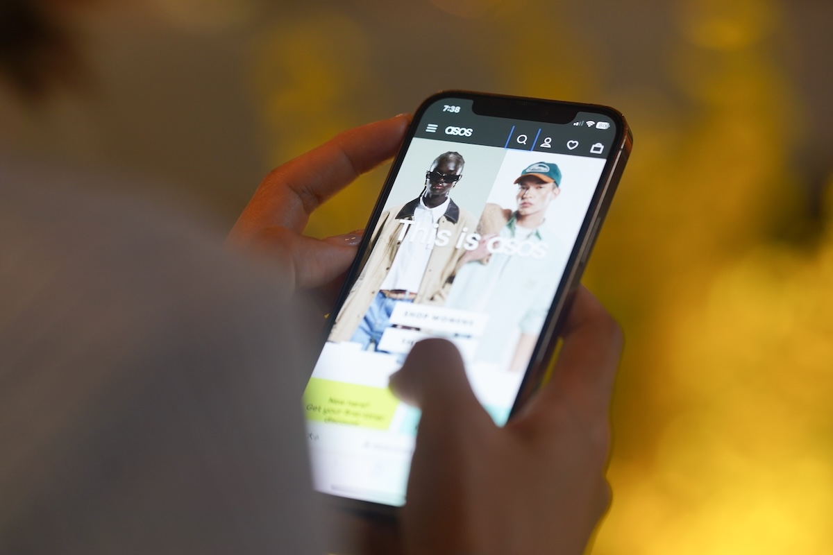 L’e-commerce di abbigliamento Asos ha detto che un gruppo di criminali informatici gli ha sottratto i dati di molti utenti