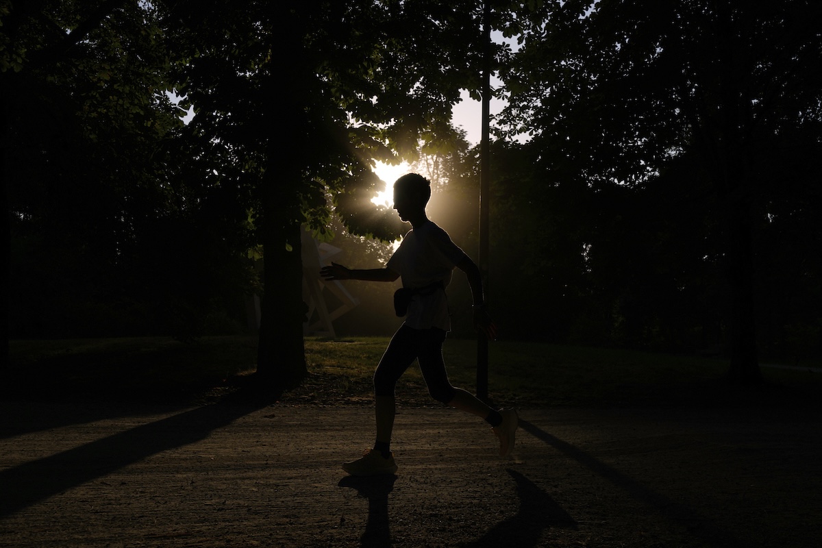 Una donna corre in un parco
