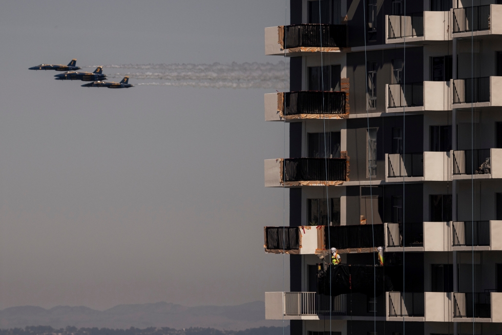 I Blue Angels, la pattuglia acrobatica della Marina degli Stati Uniti, fanno un volo di prova in vista della “Fleet Week”, un evento annuale di spettacoli aerei a San Francisco (Stephen Lam/San Francisco Chronicle via AP)