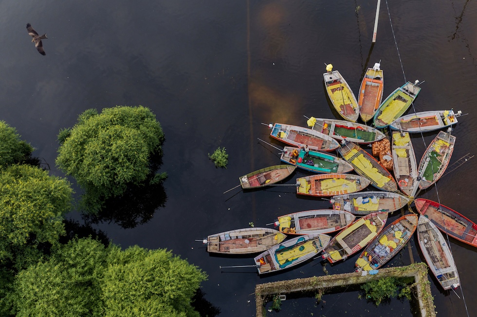 Barche ormeggiate sulle acque del fiume Gomti (AP Photo/Rajesh Kumar Singh)
