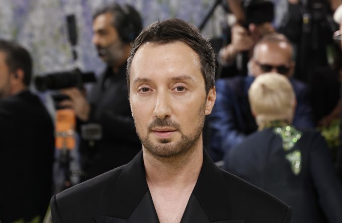 Anthony Vaccarello non sarà più il direttore creativo di Saint Laurent, dopo 10 anni