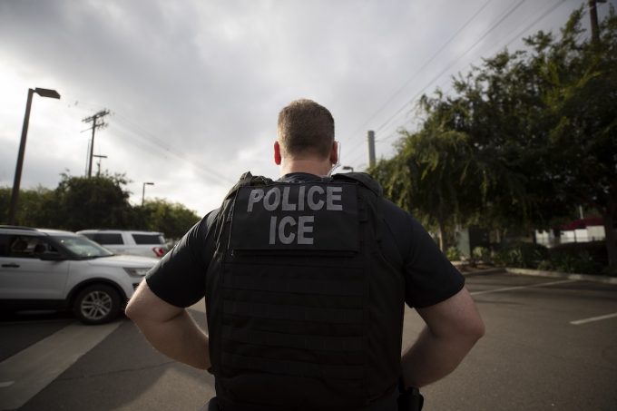 Un agente dell’ICE ha sparato a un uomo a New York durante un arresto, mentre nell’auto c’era anche un bambino di cinque anni