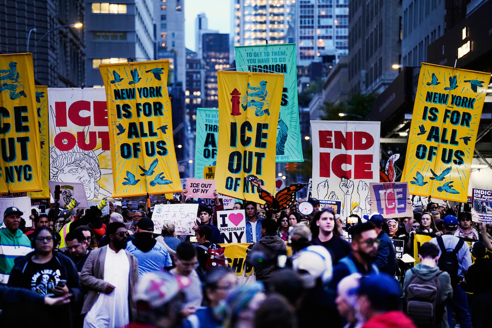 Una protesta contro l'ICE a New York, negli Stati Uniti (AP Photo/Madison Swart)