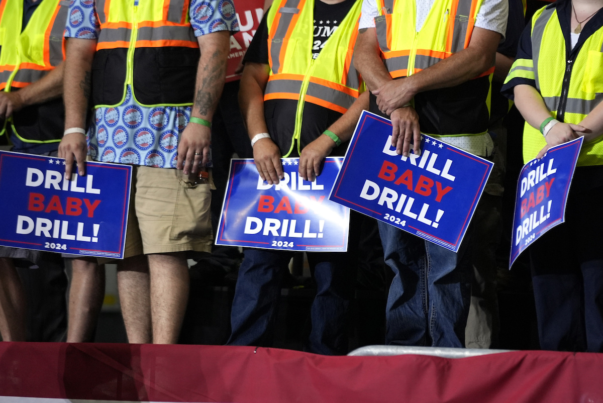 Uno slogan della campagna elettorale di Trump del 2024: «Trivella baby, trivella!» (AP Photo/Alex Brandon, File)