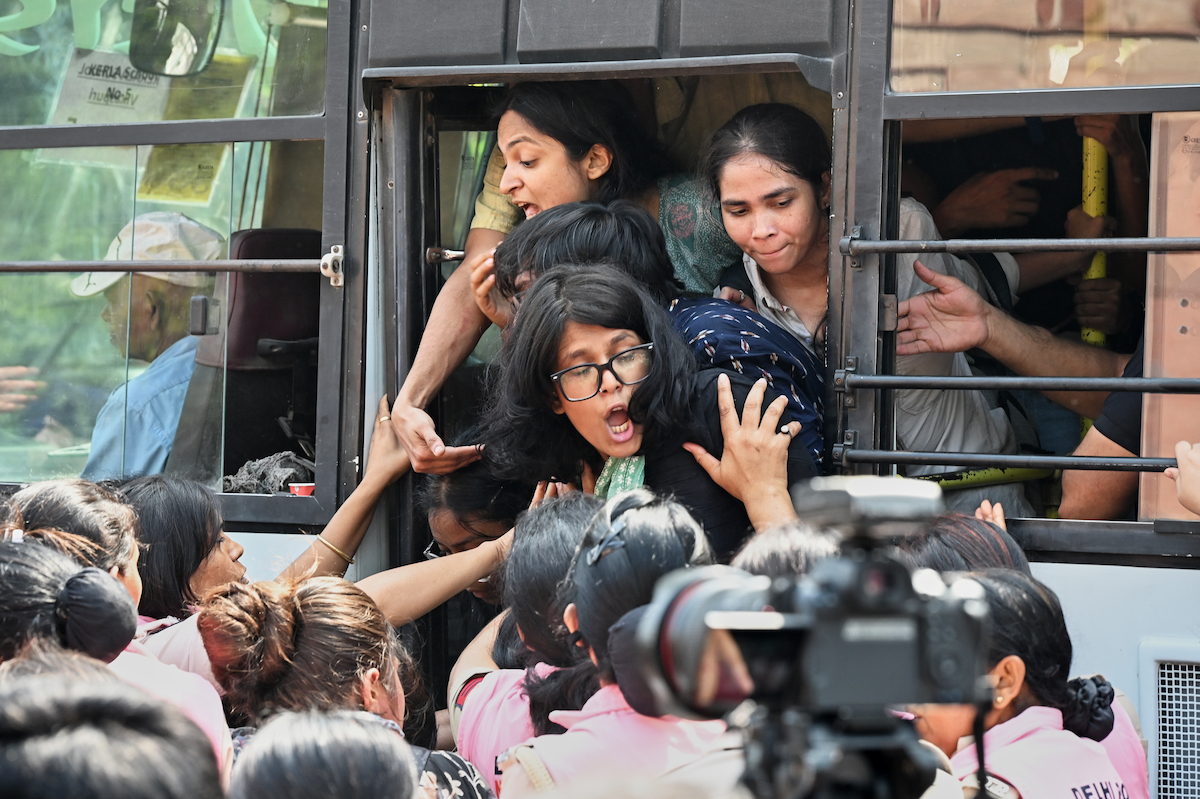 Manifestanti caricati su autobus e portati via a Nuova Delhi, 10 ottobre 2026 (AP Photo/Vipin)