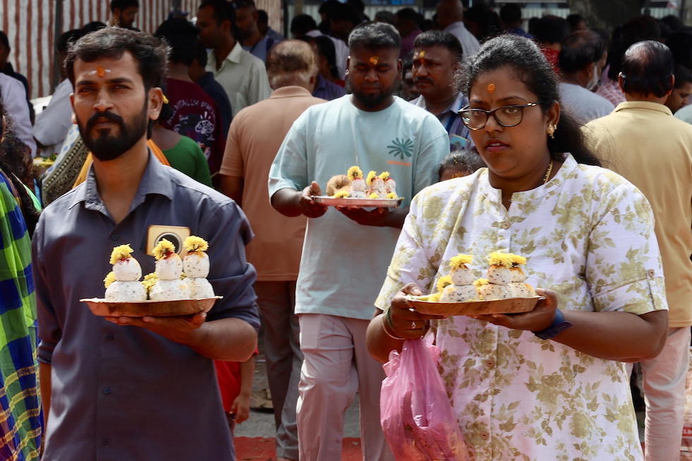 Alcuni induisti partecipano a un rituale di preghiera in occasione del Mahalaya Amavasya a Bangalore, in India, 10 ottobre 2026 (EPA/JAGADEESH NV)