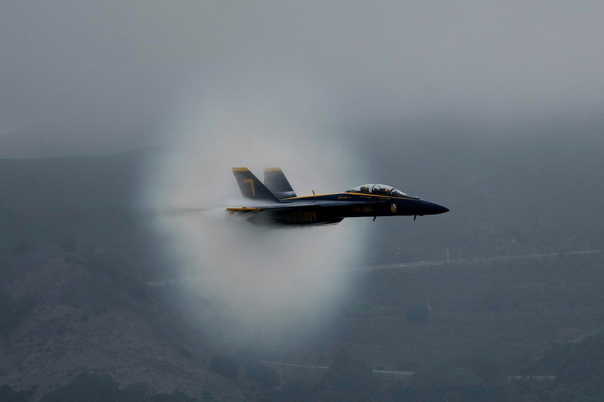 I Blue Angels della Marina militare statunitense si esibiscono durante uno spettacolo aereo a San Francisco, 9 ottobre 2026 (AP Photo/Jeff Chiu)