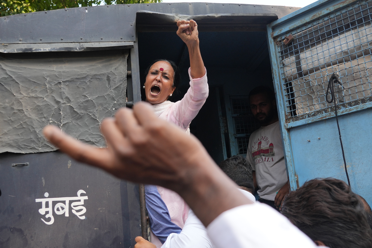 Un manifestante fermato durante una protesta a Mumbai, in India, 10 ottobre 2026 (AP/Rafiq Maqbool)