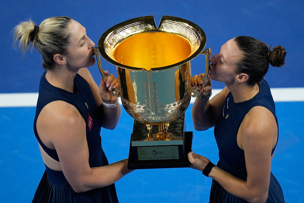 Le tenniste Gabriela Dabrowsk e Luisa Stefani festeggiano dopo aver vinto il doppio al China Open, 11 ottobre 2026 (AP/Andy Wong)
