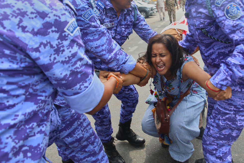 La polizia blocca una manifestante a Nuova Delhi, in India, 11 ottobre 2026 (AP/Prabhat Mehrota)
