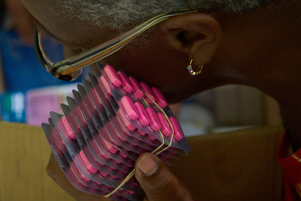 Una volontaria distribuisce farmaci a L'Avana, Cuba (AP/Ramon Espinosa)
