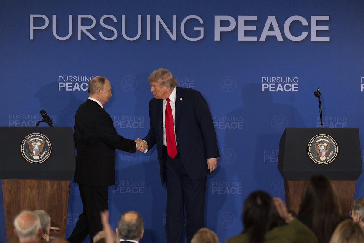 Donald Trump e Vladimir Putin durante il loro ultimo incontro ad Anchorage, in Alaska, il 15 agosto del 2025 (AP Photo/Jae C. Hong)