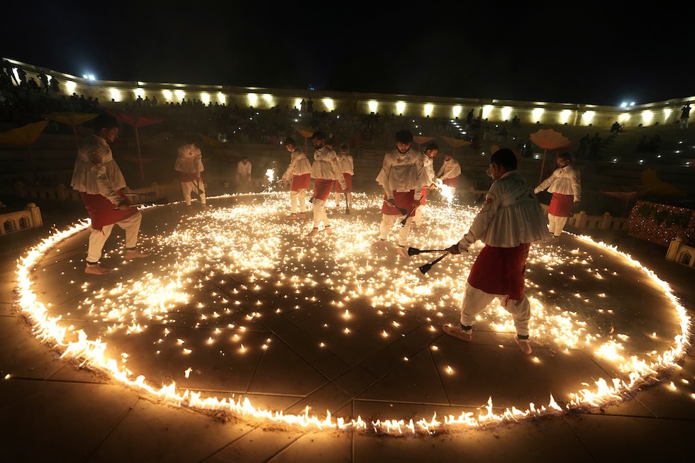 Persone in abiti tradizionali durante le celebrazioni del Navratri, una festa induista che dura 9 notti e 10 giorni (AP Photo/Ajit Solanki)