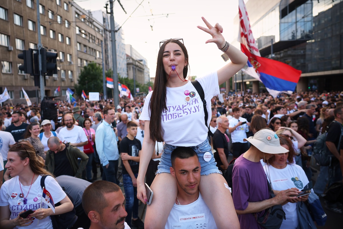 Una protesta contro il governo organizzata dagli studenti universitari a Belgrado, il 23 maggio 2026 (AP/Armin Durgut)