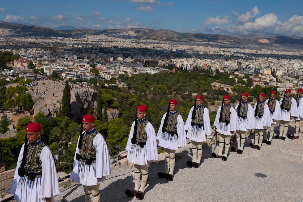 Guardie presidenziali greche sulla collina dell'Acropoli, al termine di una cerimonia per l'82esimo anniversario della liberazione di Atene dall'occupazione nazista durante la Seconda guerra mondiale (AP Photo/Petros Giannakouris)