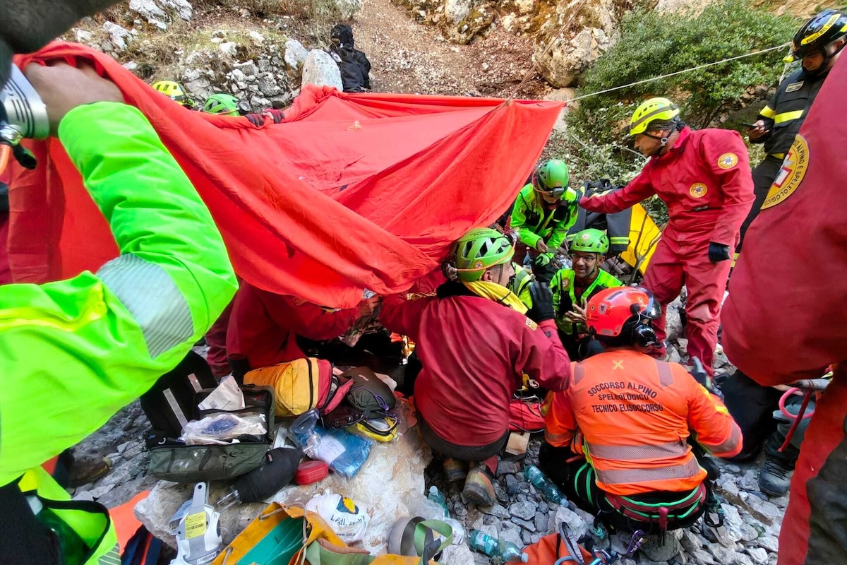 Lo speleologo che era bloccato in una grotta in Sardegna è stato tirato fuori dopo 27 ore